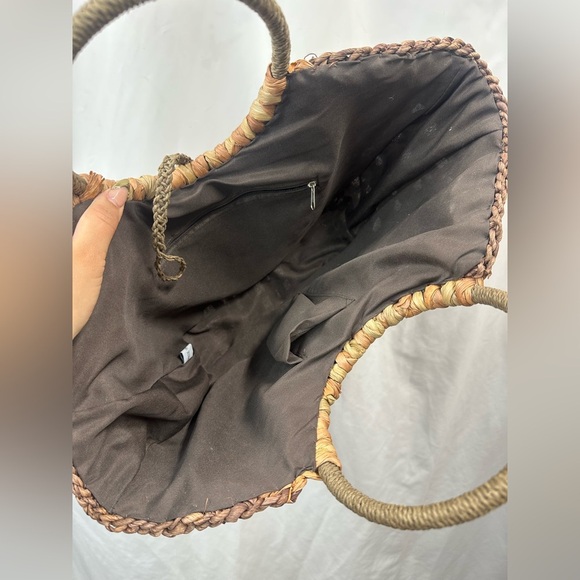 Woven Rattan purse with a button closure and wrapped handles - Picture 6 of 6